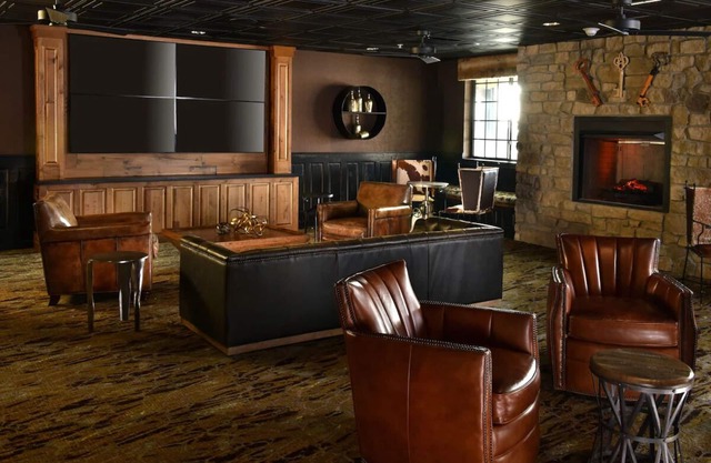 Expanded 2 Queen w/Sofa Sleeper, Stoney Creek Broken Arrow | 2 Units