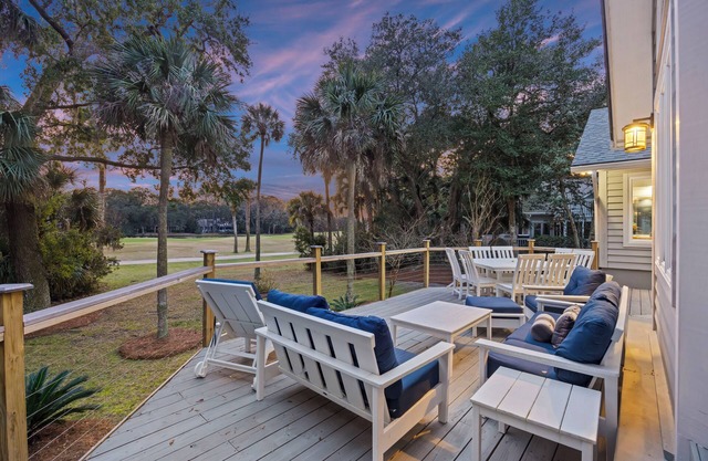 Expansive 5 bed on Kiawah behind 2nd Gate, Golf Views