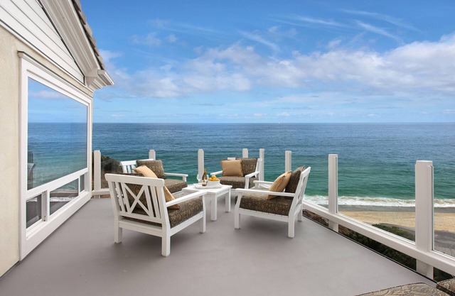 EXPANSIVE OCEAN AND WHITEWATER VIEWS - LUXURY CUSTOM HOME