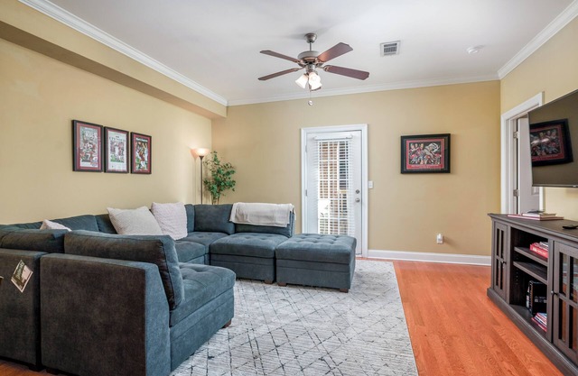 Experience Game Day Bliss at 'Crimson Traditions': Your Cozy 2-Bed Condo near The University of A.