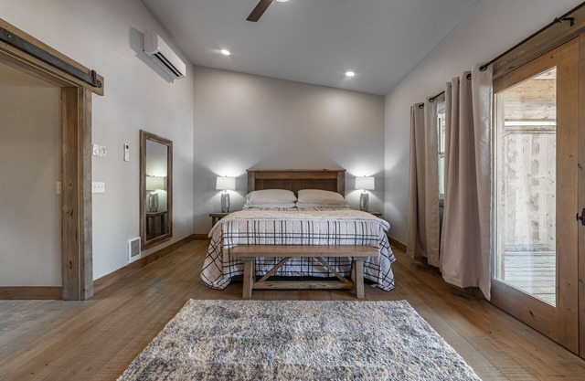 Experience Glacier In Luxury - 10-min to GNP- 2 bd/2ba & Private Hot Tub #4-3