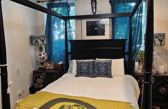 Experience Luxury by the Water:Private Garden & Unforgettable Views!