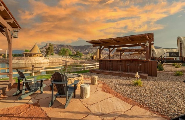 Experience Zion in a Luxurious Western Wagon #29 15 min from Zion w/2QB & Outdoor Kitchen