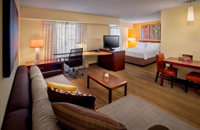 Explore Birmingham's Best! Pet-Friendly, Free Breakfast!