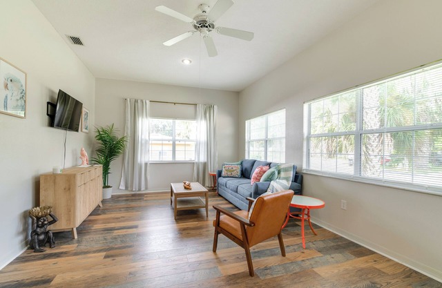 Explore Dtwn Crystal River: Walkable Duplex Unit