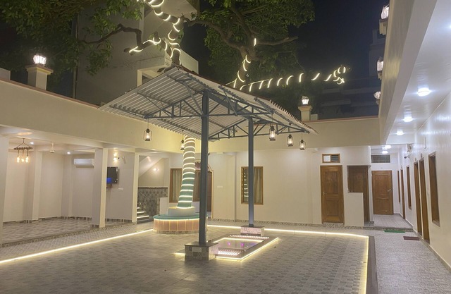 Explore Kashi with SerenityStays : Spacious 8 Bedroom Retreat at City Centre!