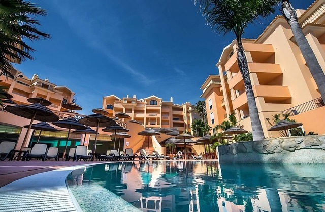 Explore the Atlantic Coastline! Full Kitchen, Swimming Pools, Beach Access!