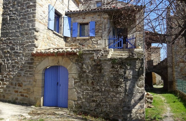 Exposed stone house, pets welcome, in the countryside.