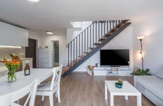 Exquisite flat with its own gallery, baby cot, washing machine and only 700 metres to the beach