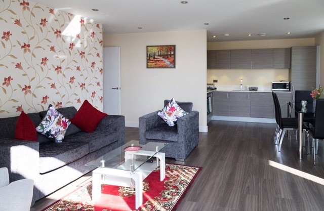 Exquisite Modern Station Penthouse with Balcony, Parking & Sleeps 6