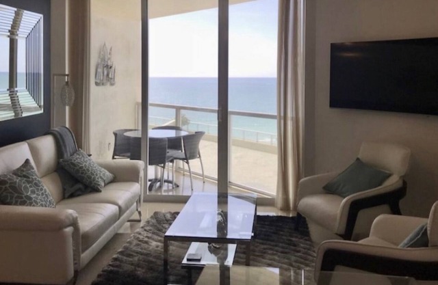 Exquisite ocean front condo in Sunny Isles Beach -LICENSE # STR-00152