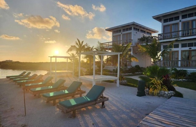 Exquisite Villa Retreat w/Swimming Pool Near Marine Reserves for Whole Family!
