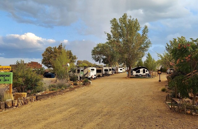 Extended RV Site (up to 45'), Pull Through, Full Hookup (30/50 amp)