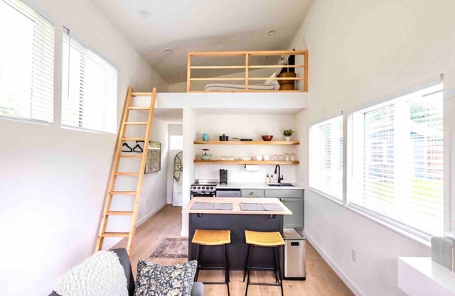 Extended Stay Retreat: Cozy yet Spacious Tiny Gem!