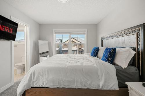 Extra Large House with AC, Banff Access, Sleep 12, BBQ, 4 Bedrooms & 2 Sleeper Sofa Beds
