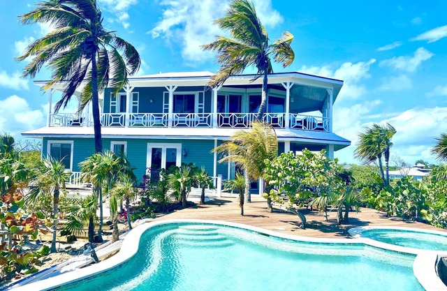 Exuma LUXURIOUS BEACH FRONT ESTATE 6bed/6bath.Pool, hot tub, 3 decks, & kayaks