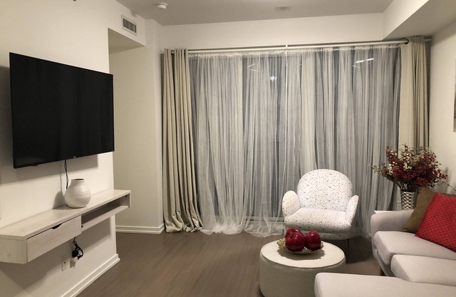 Eye of the 6ix (close to downtown Toronto attractions)