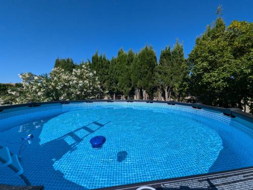 F3 RDC jardin clôt et piscine privatifs, proche toutes activités !