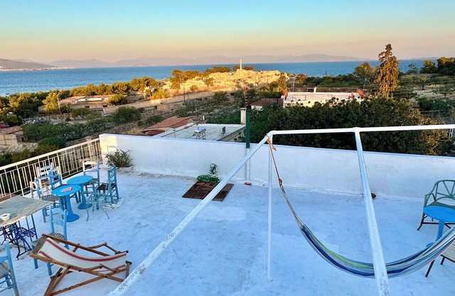 F5 seafront apartment with rooftop sea view