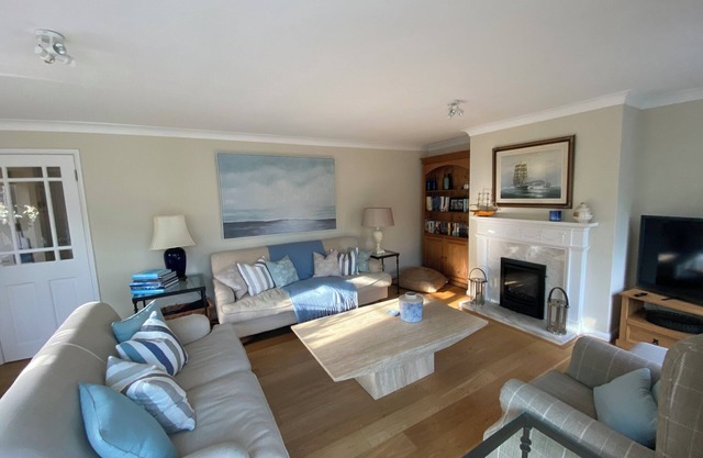 Fab 4 bedroom/4 bathroom house - quiet lane - walking distance of Lymington