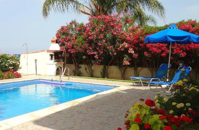 FAB. SPACIOUS VILLA! SEA/SUNSET VIEWS-SPACIOUS, ENSUITE BEDROOMS, POOL, PARKING