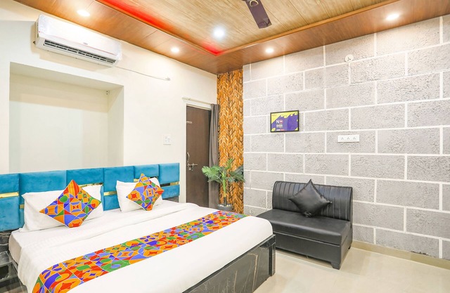 Fabhotel Universal Stay Inn