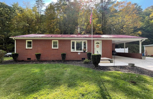 Fabulous 2-bedroom house next to beautiful creek in Mtn City/Laurel Bloomery