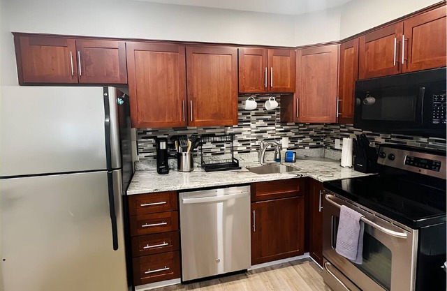 Fabulous 2-bedroom condo with back deck in charming Lebanon