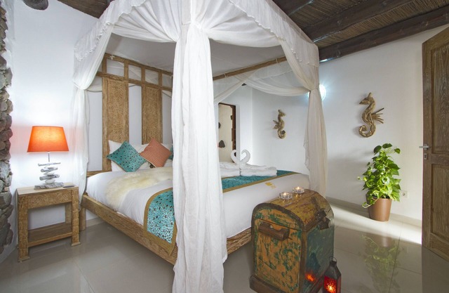 Fabulous 2 bedroom Eco Cabin; near a sandy Beach, restaurants and bars