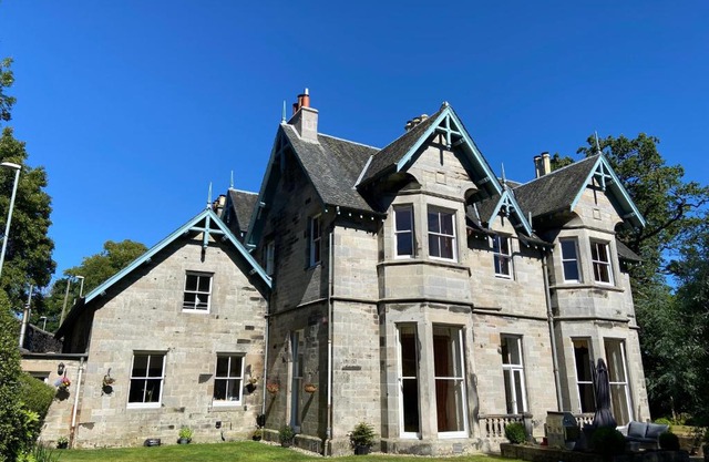 Fabulous 2 Bedroom House just outside Edinburgh