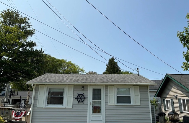 Fabulous 2-bedroom Lake Huron cottage in charming Au Gres + 15 mins to Tawas
