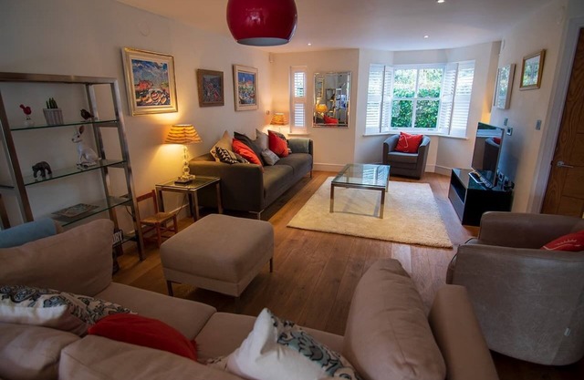 FABULOUS 4 BED TOWN-HOUSE IN CENTRAL MARLOW CLOSE TO RESTAURANTS, PARK & RIVER