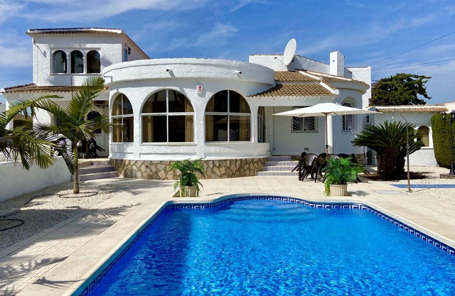 Fabulous 4 bedroom 3 bathroom large family villa with private pool