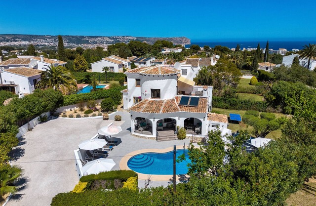 Fabulous 4 bedroom villa in private grounds