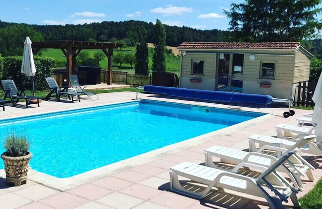Fabulous Location-Country Cottage-heated pool-sauna-Zip Line-Pool Table
