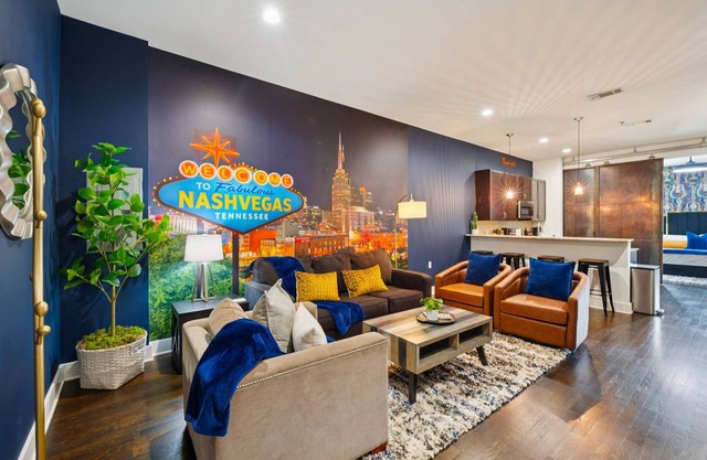 Fabulous NashVegas Loft Retreat near Vandy off West End, Mins to Broadway