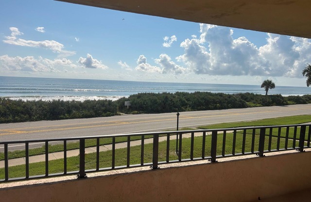 Fabulous ocean front condo in Ormond Beach with amazing view!