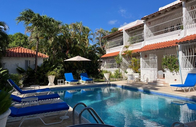 Fabulous, spacious condo with pool, 5 mins from Mullins Beach.