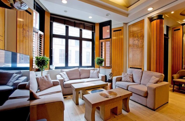 Fabulous Three Bedroom Flat Opposite Harrods