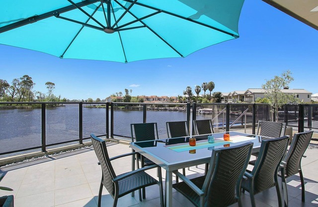 Fabulous townshouse with access to the lagoon at Lake Mulwala. Walk to the clubs and enjoy jetty.