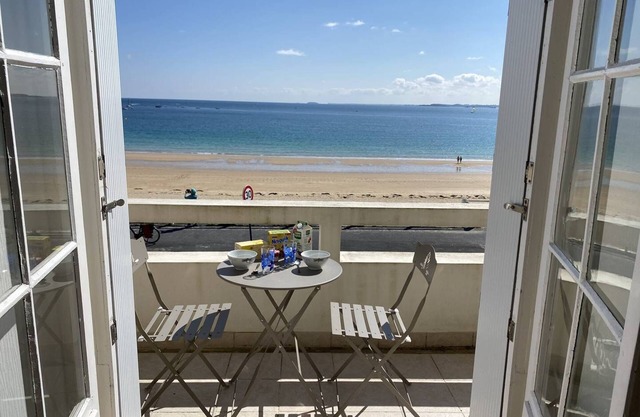 Facing the large beach of Saint Cast, pleasant T2 apartment with sea view, 1 bedroom, sleeps 3
