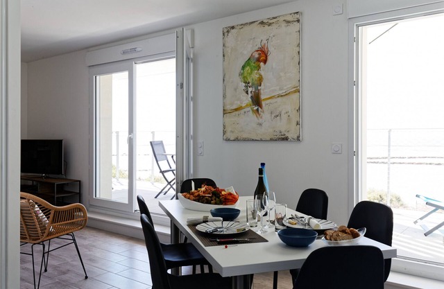Facing the sea - 50 m from the beach