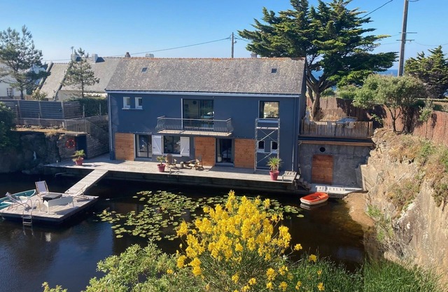 Facing the sea, wild coast, pond, house with sauna for 8 people