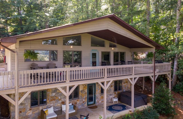 Fairway Gem at Spruce Pine - EV charge port, hot tub, fishing access