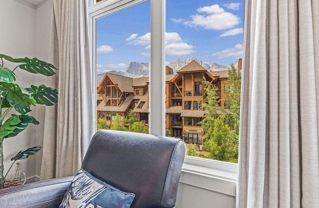 Falcon's Nest, Nest in the Rockies