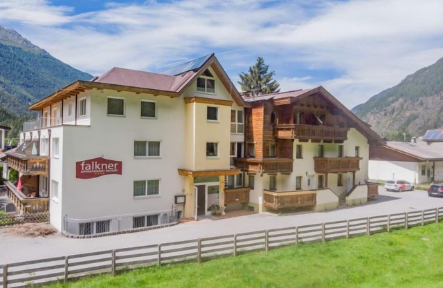 Falkner by Interhome