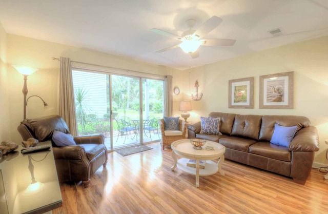 FALL DEALS! GROUND FLOOR-CLOSE TO BEACH VILLAGE PIER RESTAURANTS. DOG FRIENDLY!
