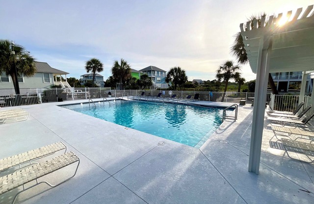 Fall Discounted! Beach/Pools/Tennis & Pickleball