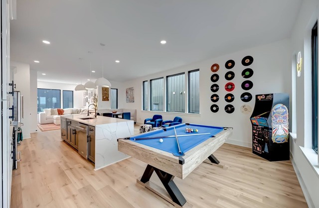 Fall rooftop hot tub, game zone, sauna — near Broadway and Geodis Park