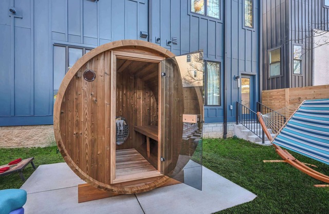 Fall rooftop hot tub, game room, sauna near Broadway